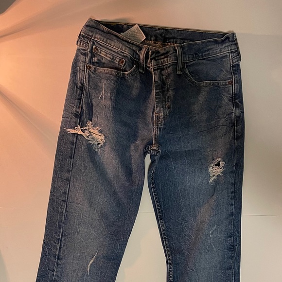 Medium blue ripped Levi jeans - Picture 3 of 6